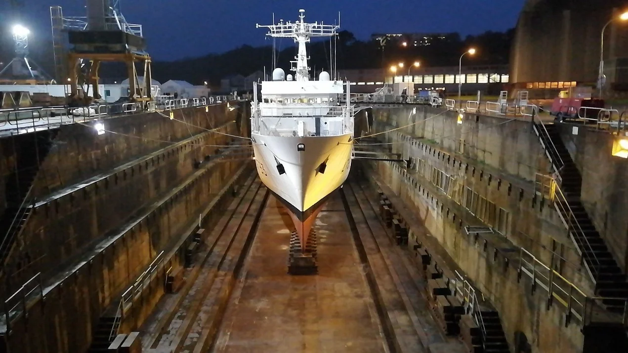 Le bâtiment hydrographique Laplace au bassin