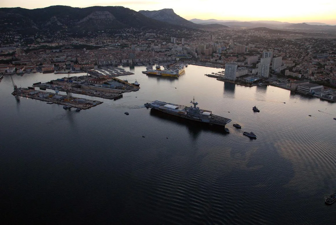 Sortie du bassin du porte-avions Charles de Gaulle