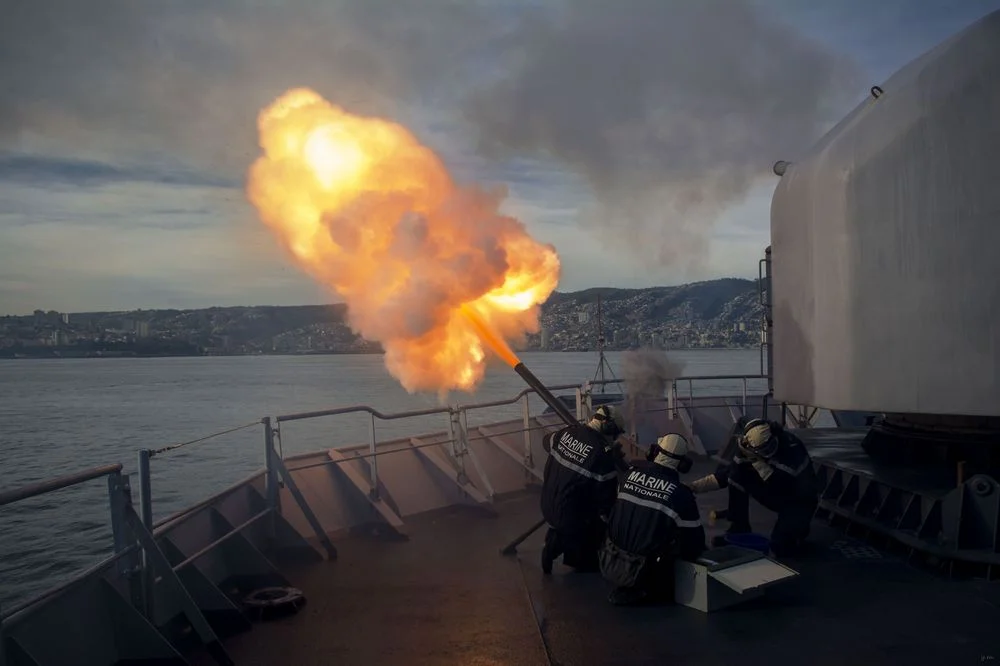 La frégtae Prairial salue au canon le port de Valparaiso