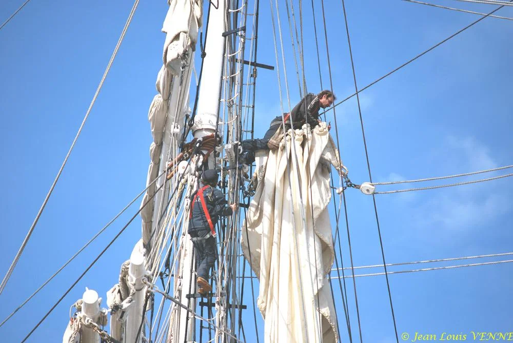 L’équipage installe les voiles sur les vergues du Bélem
