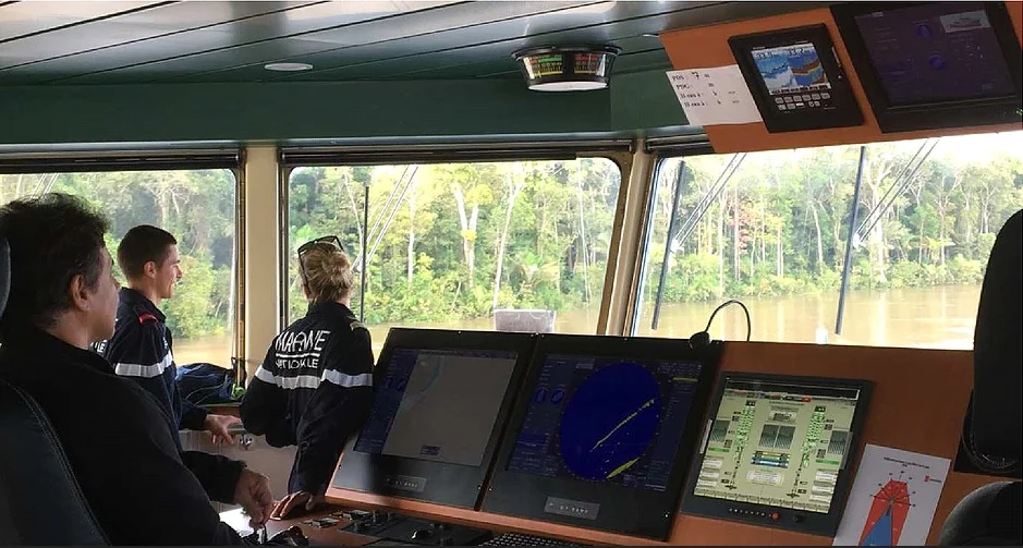 Le BSAM Seine navigue sur l'Amazone