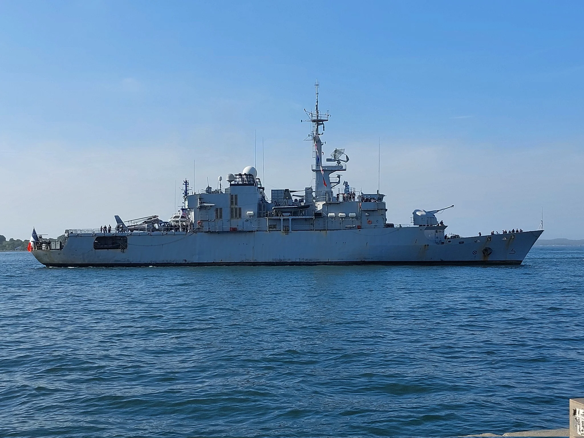 La frégate Ventôse en escale à Carthagène des Indes, en Colombie