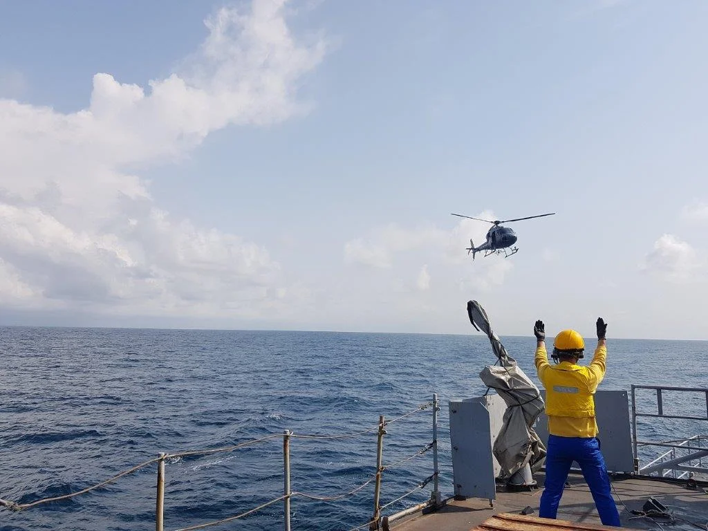Le Commandant Birot ravitaillé par un hélicoptère Fennec