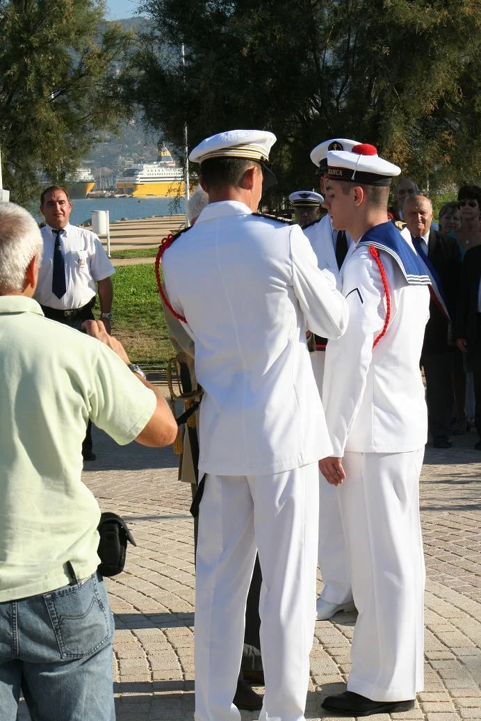 Le VAE Guillou remet sa fourragère au plus jeune de l'équipage