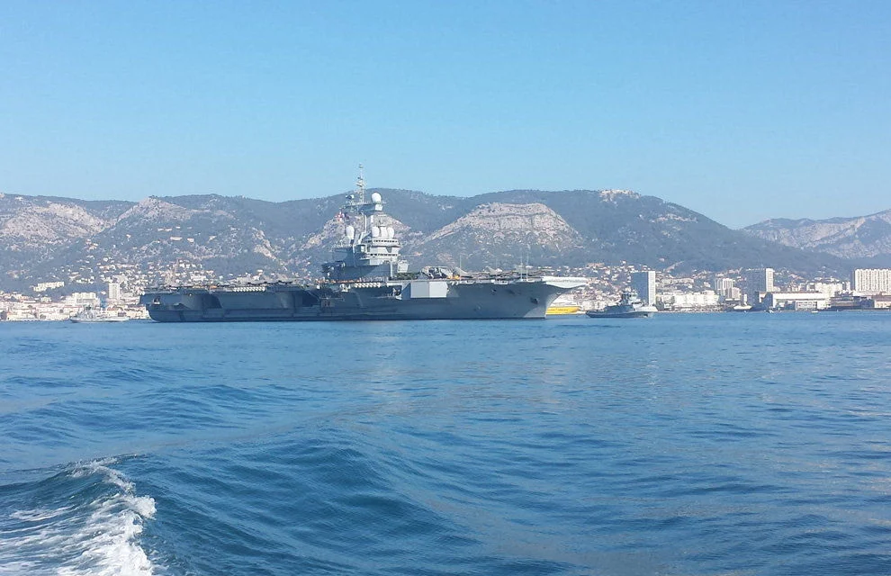 le porte-avions Charles-de-Gaulle appareille pour la Syrie