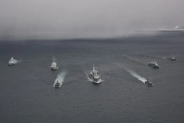 Le LV Lavallée au milieu des participants à l’exercice OTAN Dynamic Guard