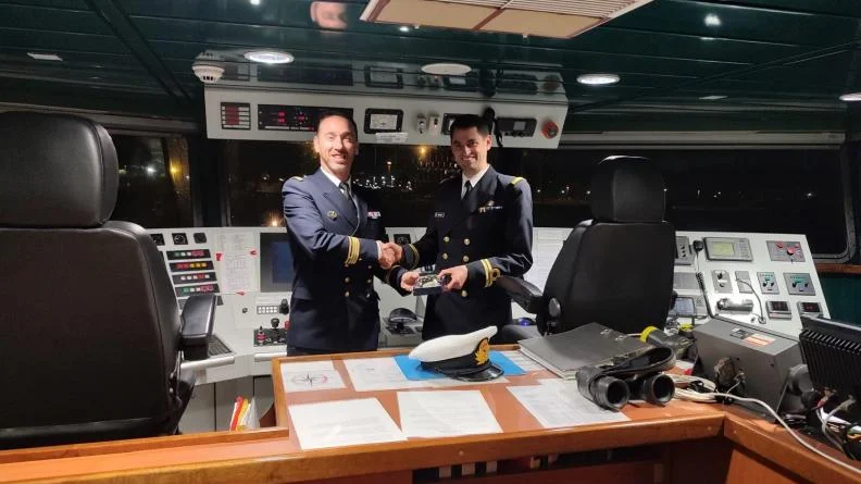 Les commandants des patrouilleurs Pluvier et Pollux