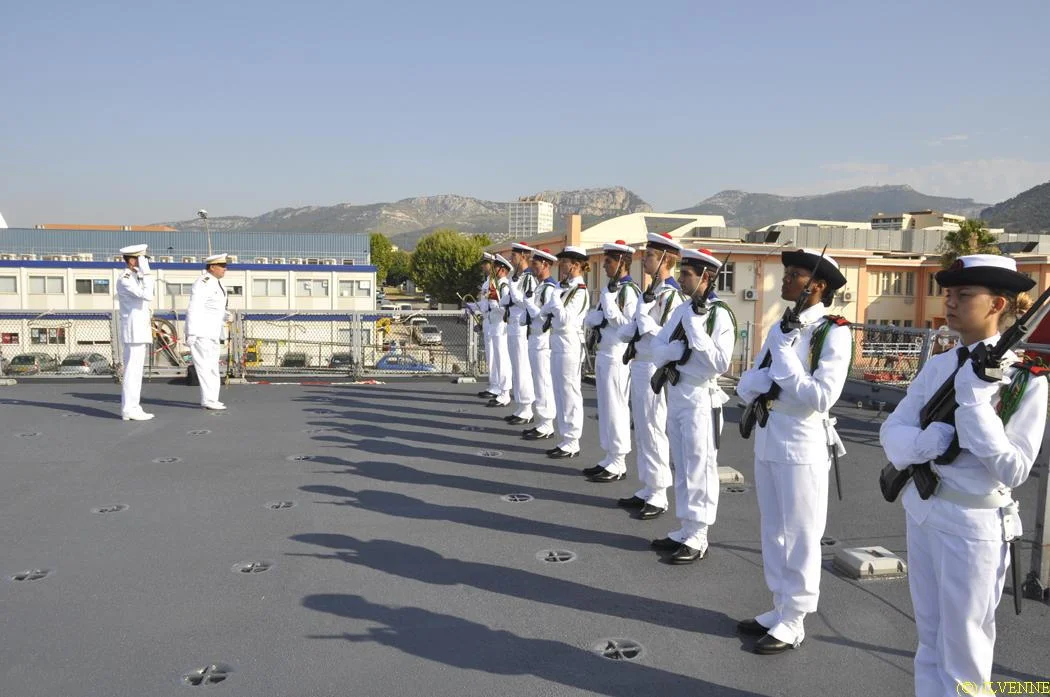 Le CV Jubelin et le CF de Saint-Julien, commandant prenant, saluent la garde d'honneur