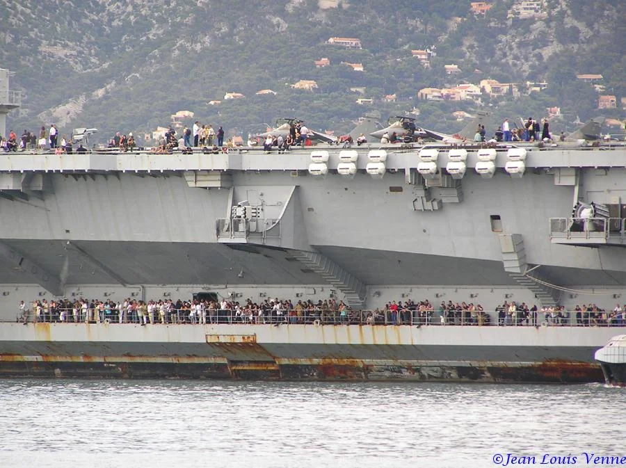 La sortie des familles du Charles de Gaulle