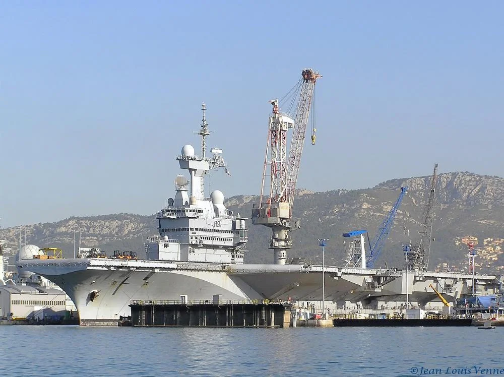 Le Charles de Gaulle entre au bassin