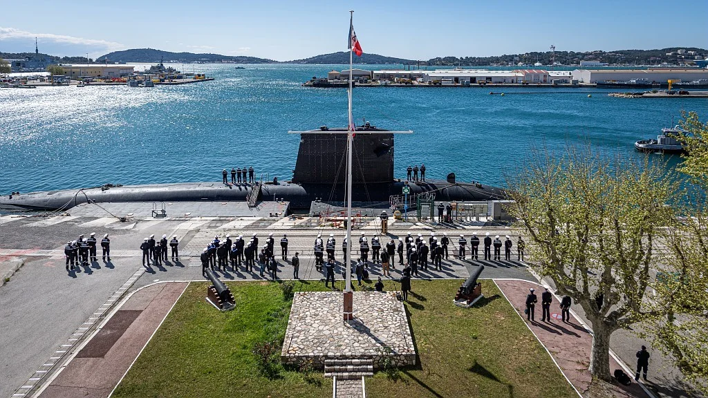 L'Emeraude accoste au quai d’honneur de l’ESNA à Toulon