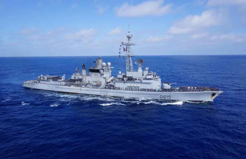 L'équipage de la frégate Jean Bart au poste de bande