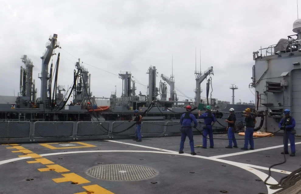 Ravitaillement à la mer pour le Prairial avant l’arrivée à Hawaii