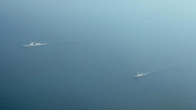 La frégate Aconit et la frégate koweitienne Istigial