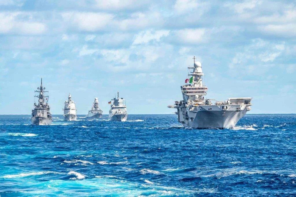 La frégate Bretagne au sein du groupe aéronaval italien