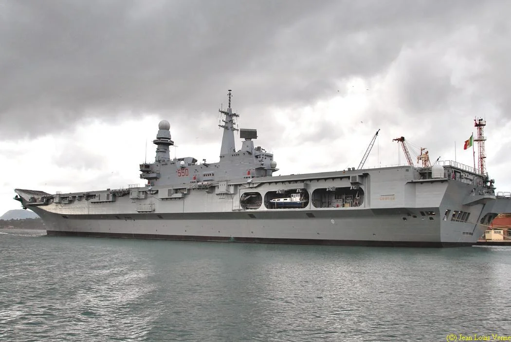 Le porte-aéronefs italien Cavour