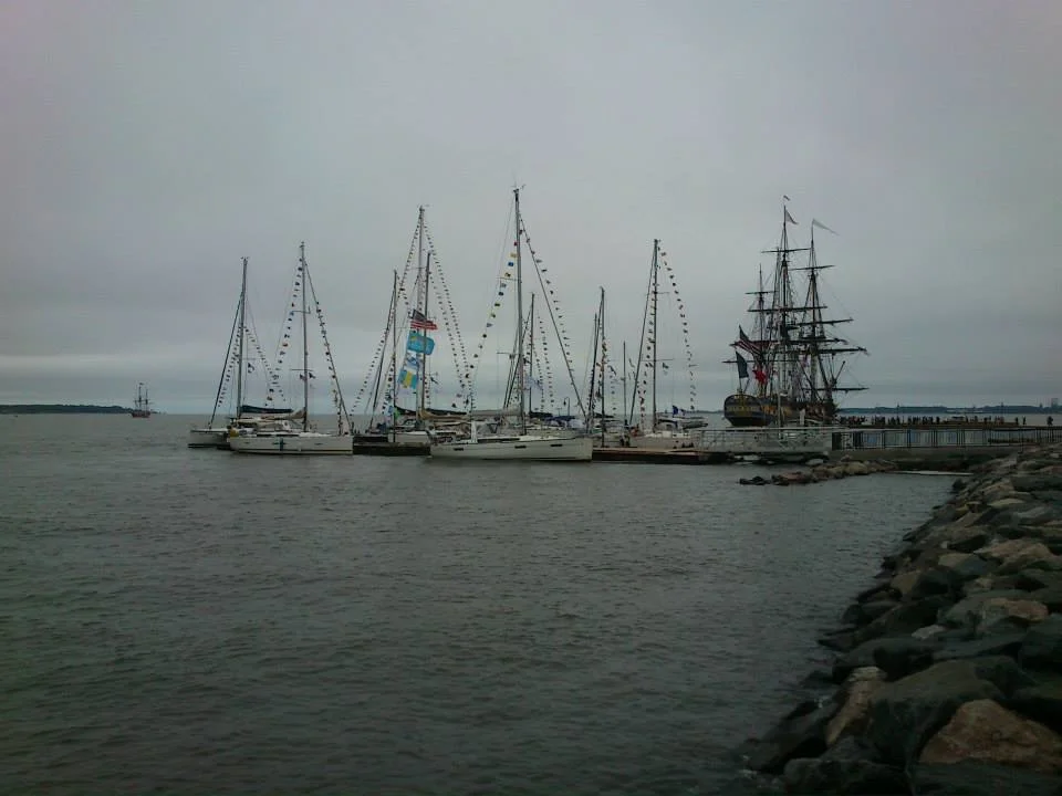 Arrivée de L'Hermione à Yorktown avec sa flottille accompagnatrice Medhermione