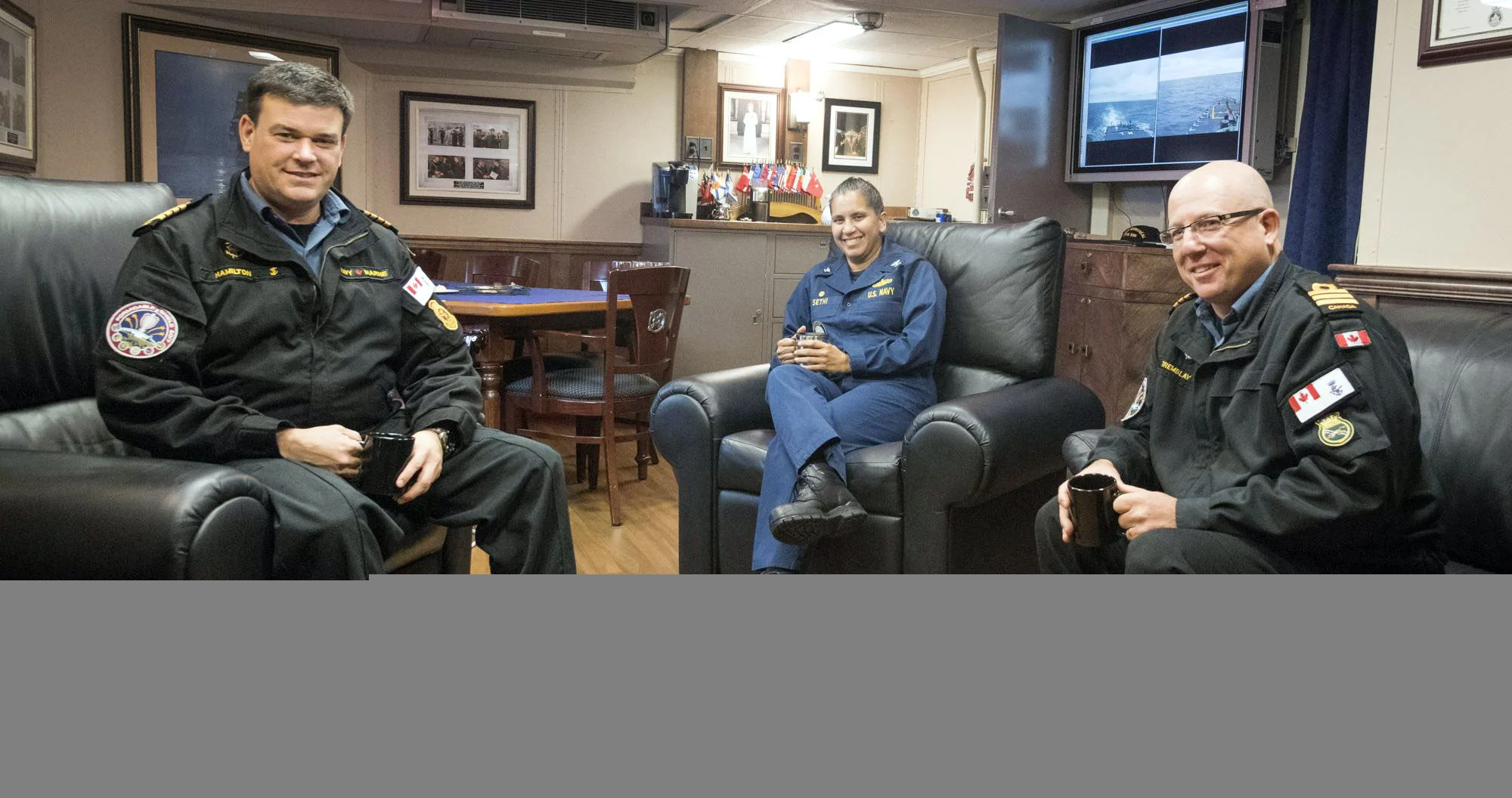 La frégate canadienne NCSM Montréal accueille un capitaine de vaisseau de la marine américaine