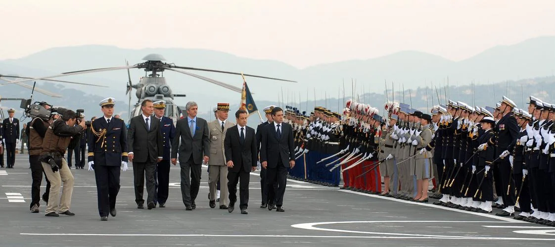 Le président passe les troupes en revue