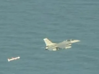 Un chasseur suit le missile Tomahawk