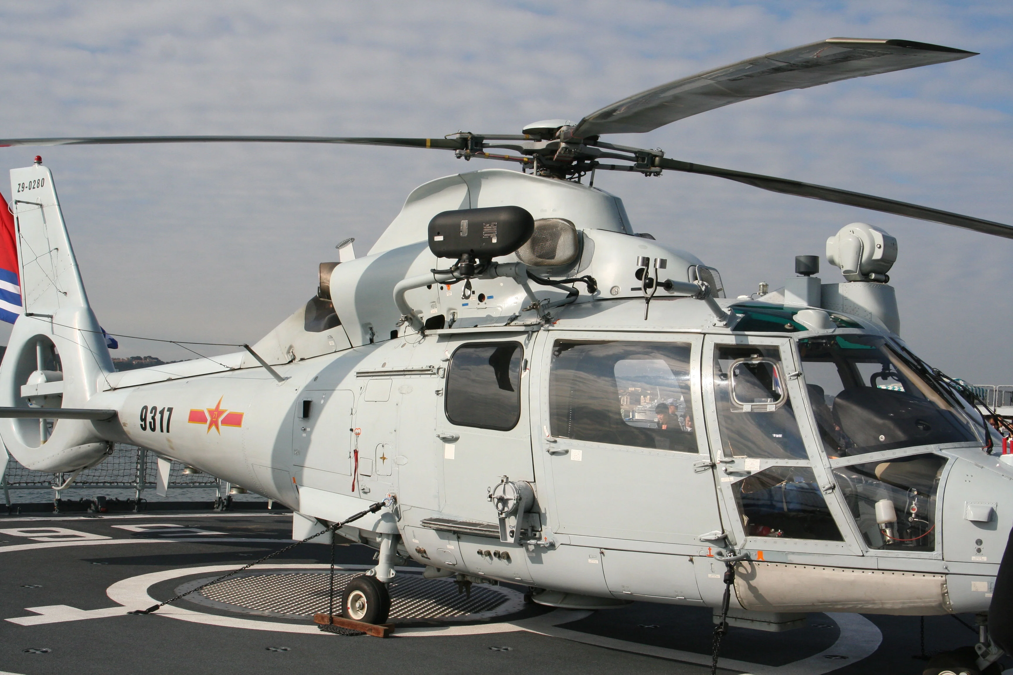 La frégate Hengyang est équipée d'un hélicoptère cousin du Dauphin