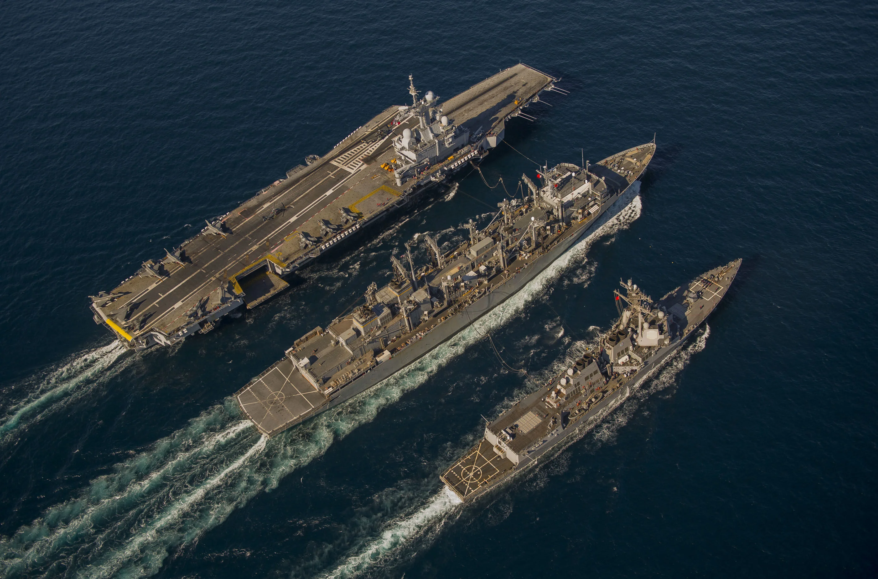 Le porte-avions Charles de Gaulle se ravitaille auprès d’un bâtiment américain