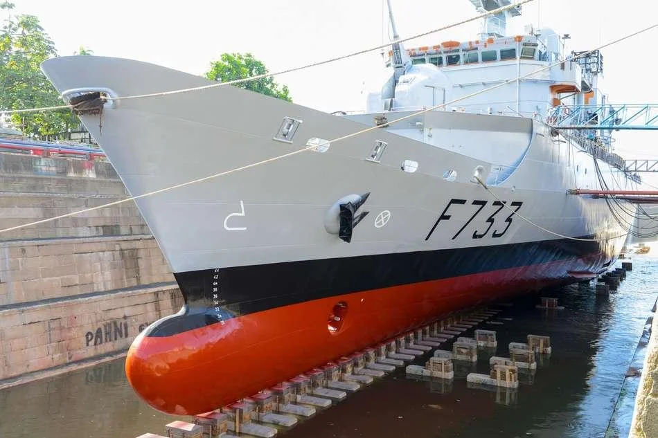 Une nouvelle peinture pour la frégate de surveillance Ventôse