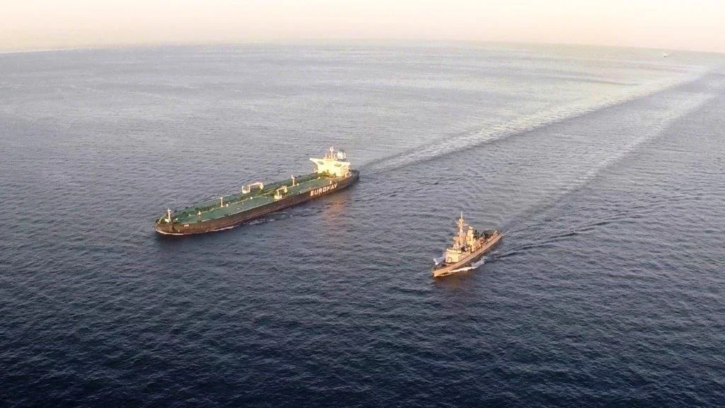 La frégate Jean Bart accompagne un pétrolier français en sortie du détroit d’Ormuz