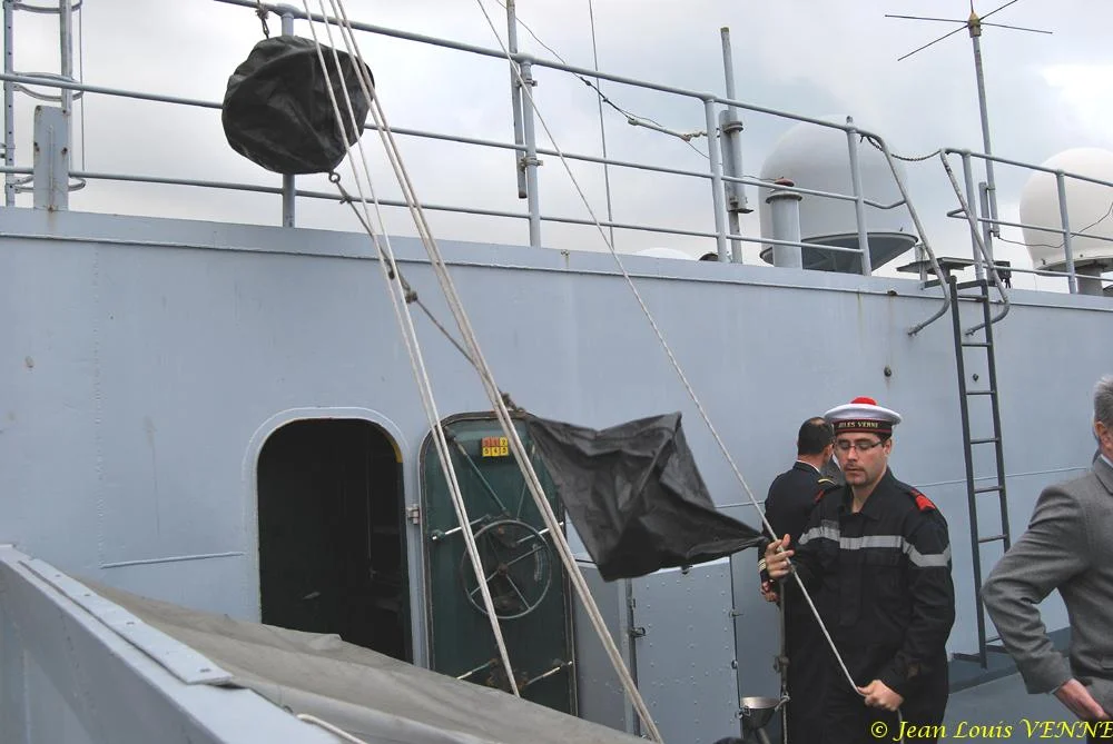 Un timonier hisse la marque de capacités de manœuvre restreintes