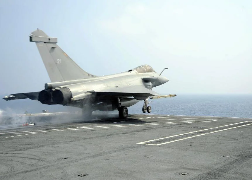 Un Rafale français décolle du Theodore Roosevelt
