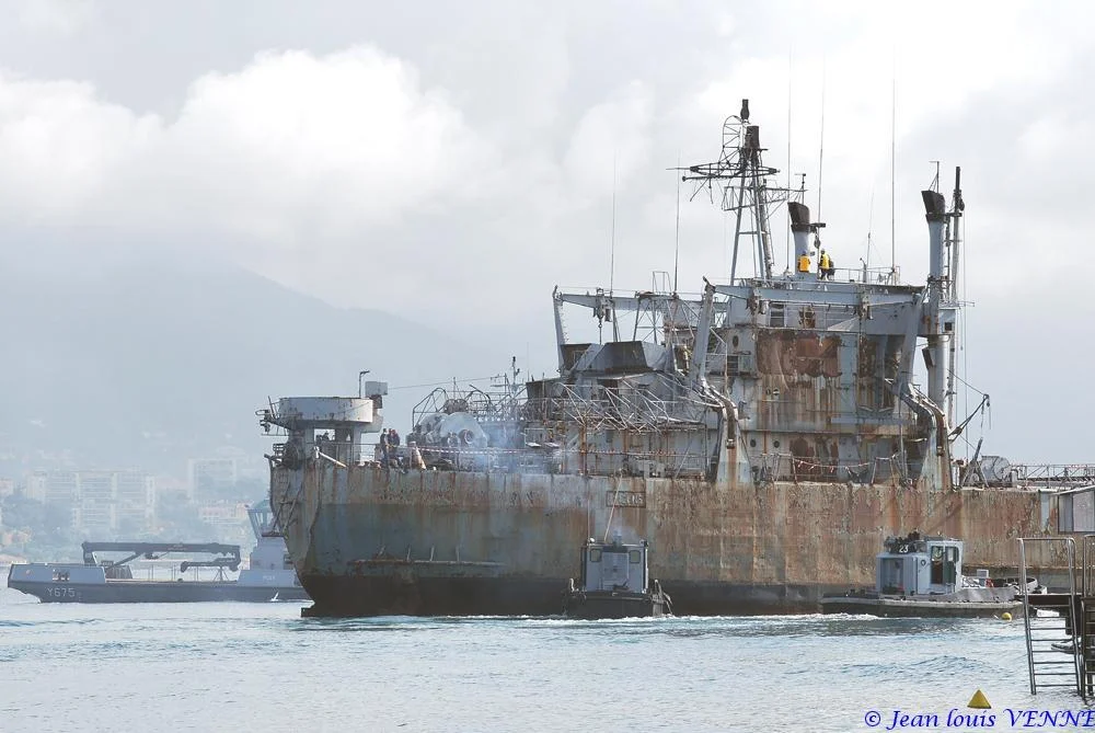 La coque de l’ex-Argens transférée à la base navale de Toulon