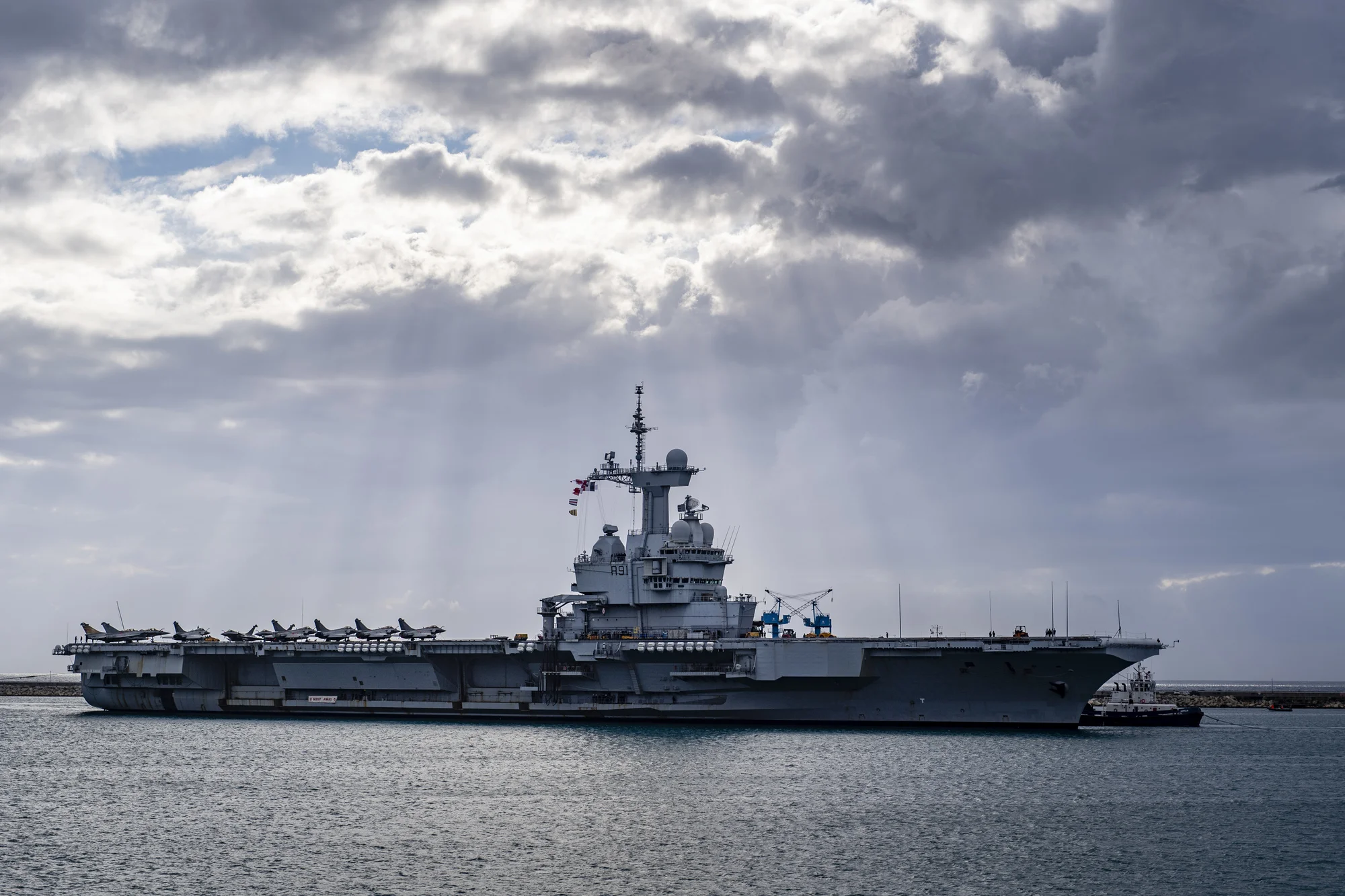 Le porte-avions Charles de Gaulle dans le port de Limassol (Chypre)