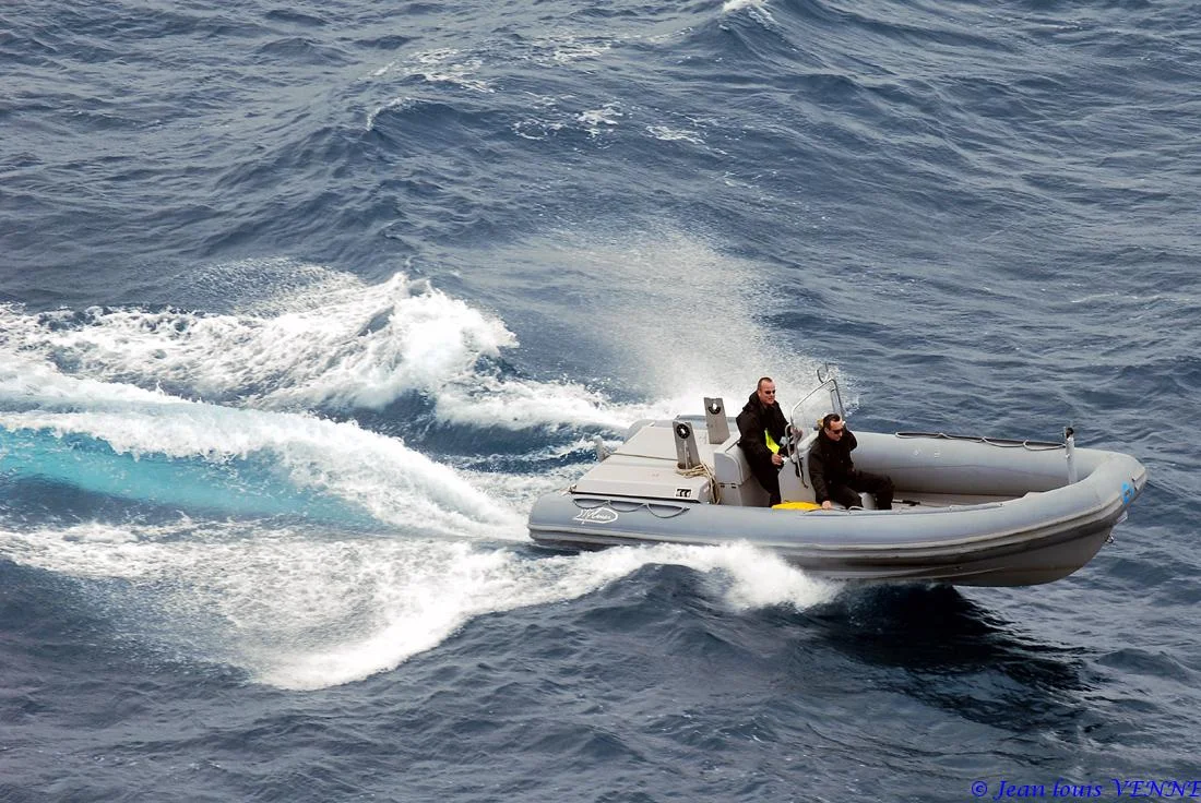 Une embarcation rapide suspecte simule une attaque terroriste