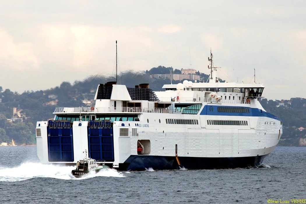 Le Liamone sort de la base navale de Toulon pour des essais