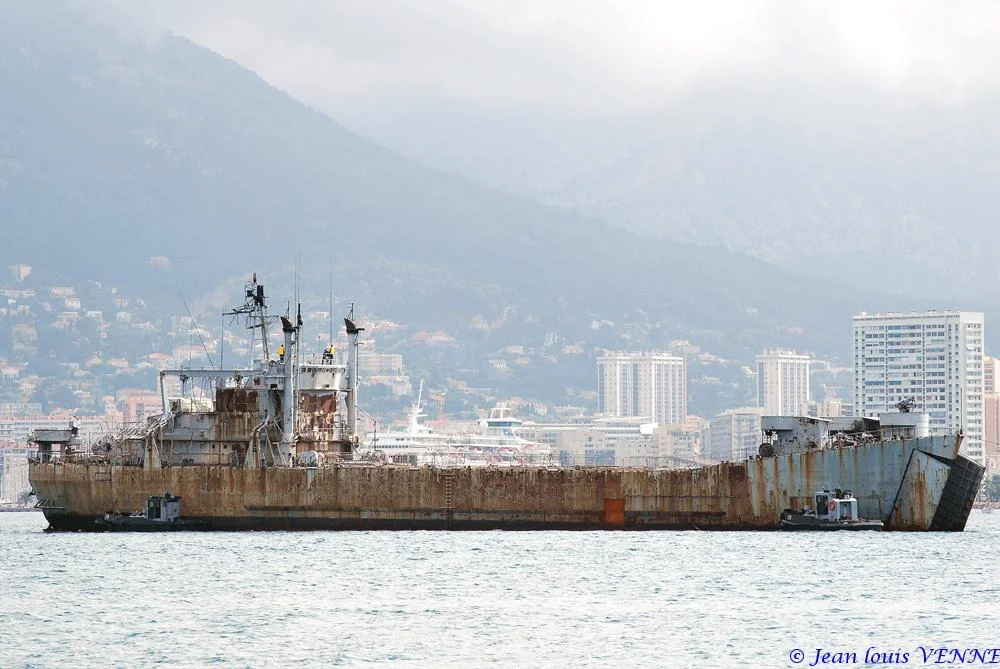 La coque de l’ex-Argens transférée à la base navale de Toulon