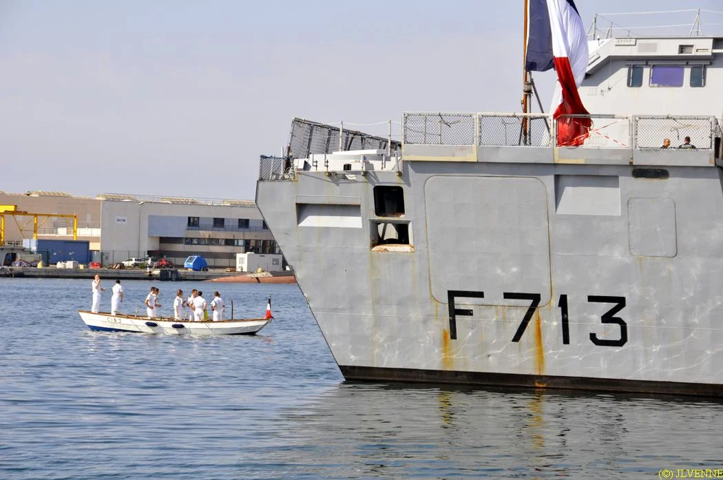 Tradition : le CF Eugène débarque en chaloupe armée par les officiers de l'Aconit
