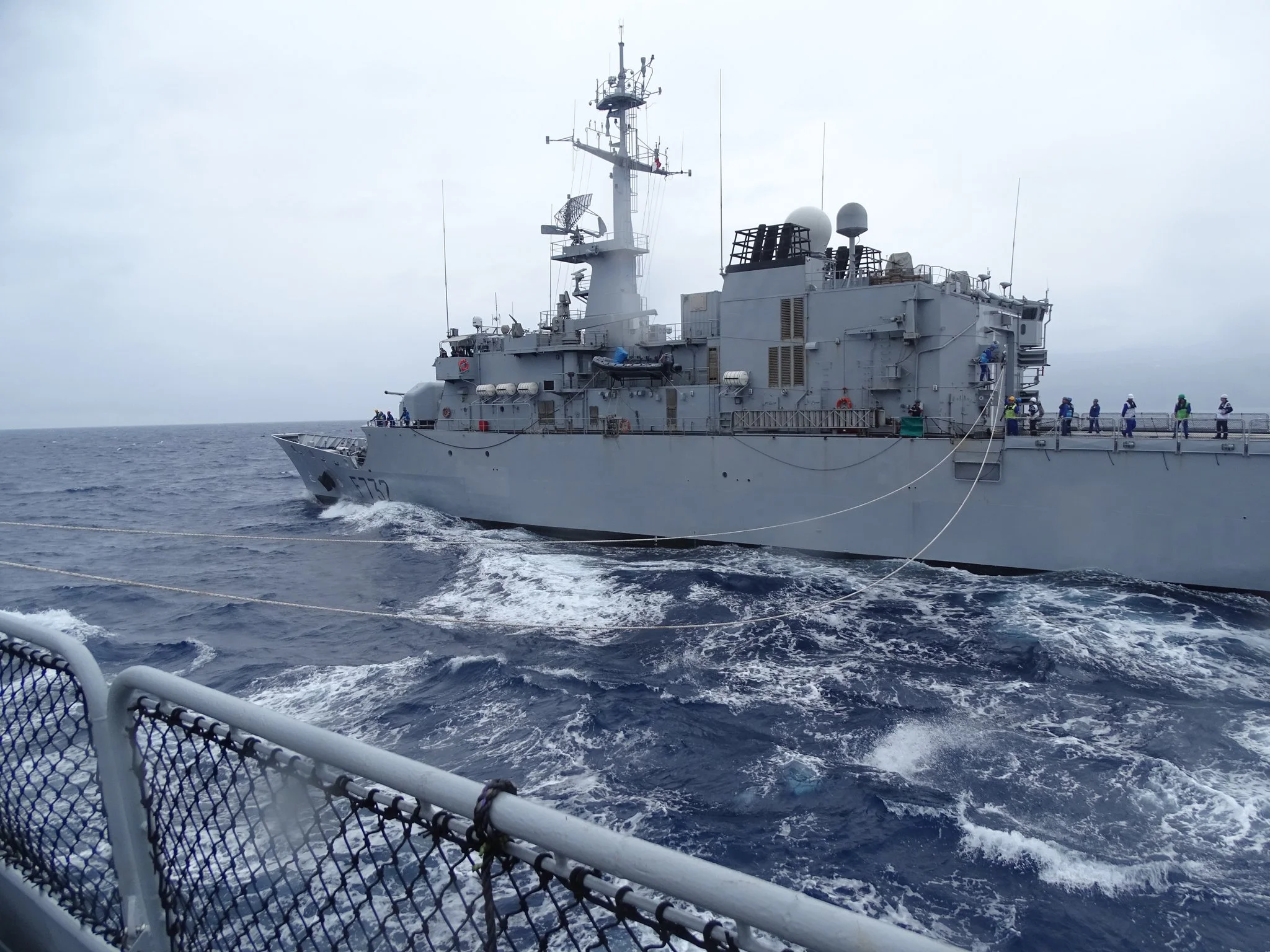 Ravitaillement à la mer pour la frégate Nivôse