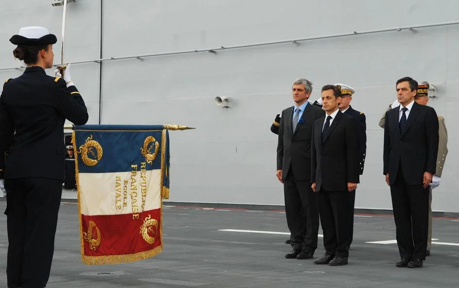 Le drapeau de l'Ecole Navale rend les honneurs au président de la République