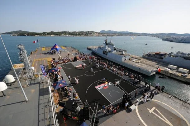 Un terrain de jeu original : le pont d’envol du BPC Mistral