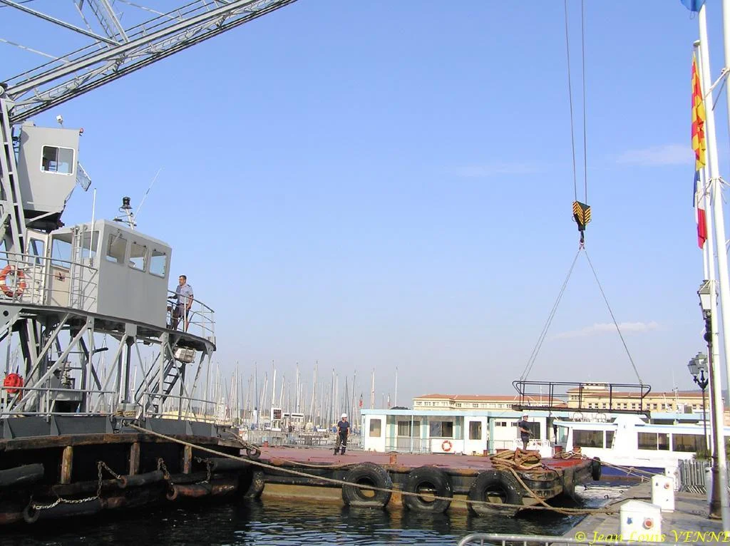 La grue flottante GFA3 dans le Carré du port de Toulon