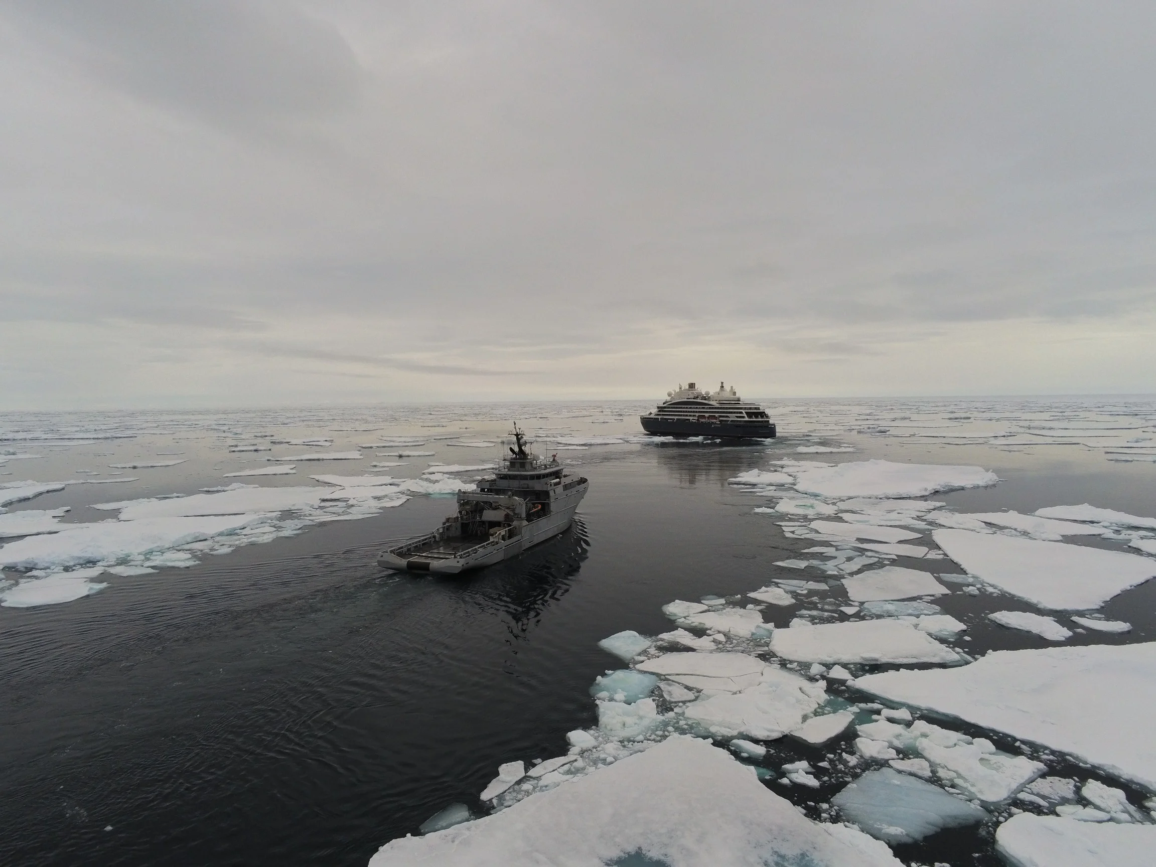 Le bâtiment de soutien Rhône et le navire de croisière polaire brise-glaces Commandant Charcot