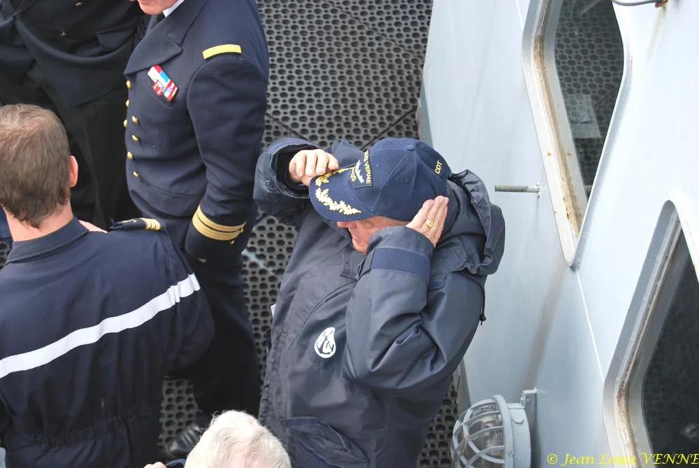 Le commandant actuel remet à un de ses prédécesseurs une médaille et une casquette