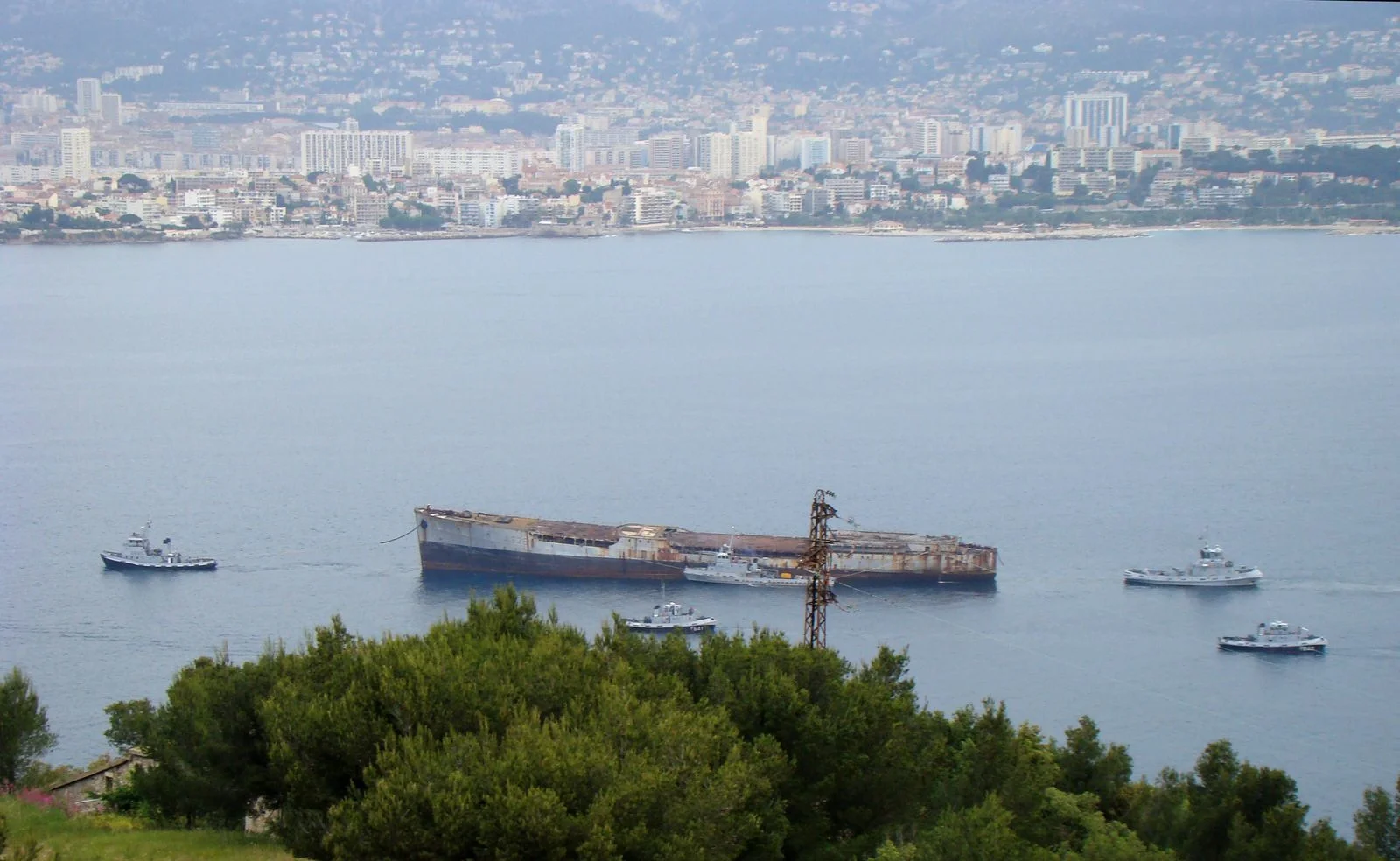 Arrivée à Toulon de la coque de l’ex-pétrolier Saône