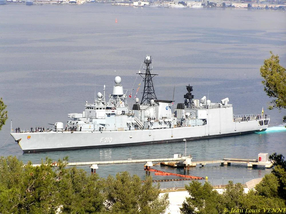 La frégate allemande Emden à Toulon