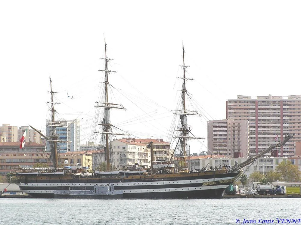 L’Amerigo Vespucci dans le port de Toulon
