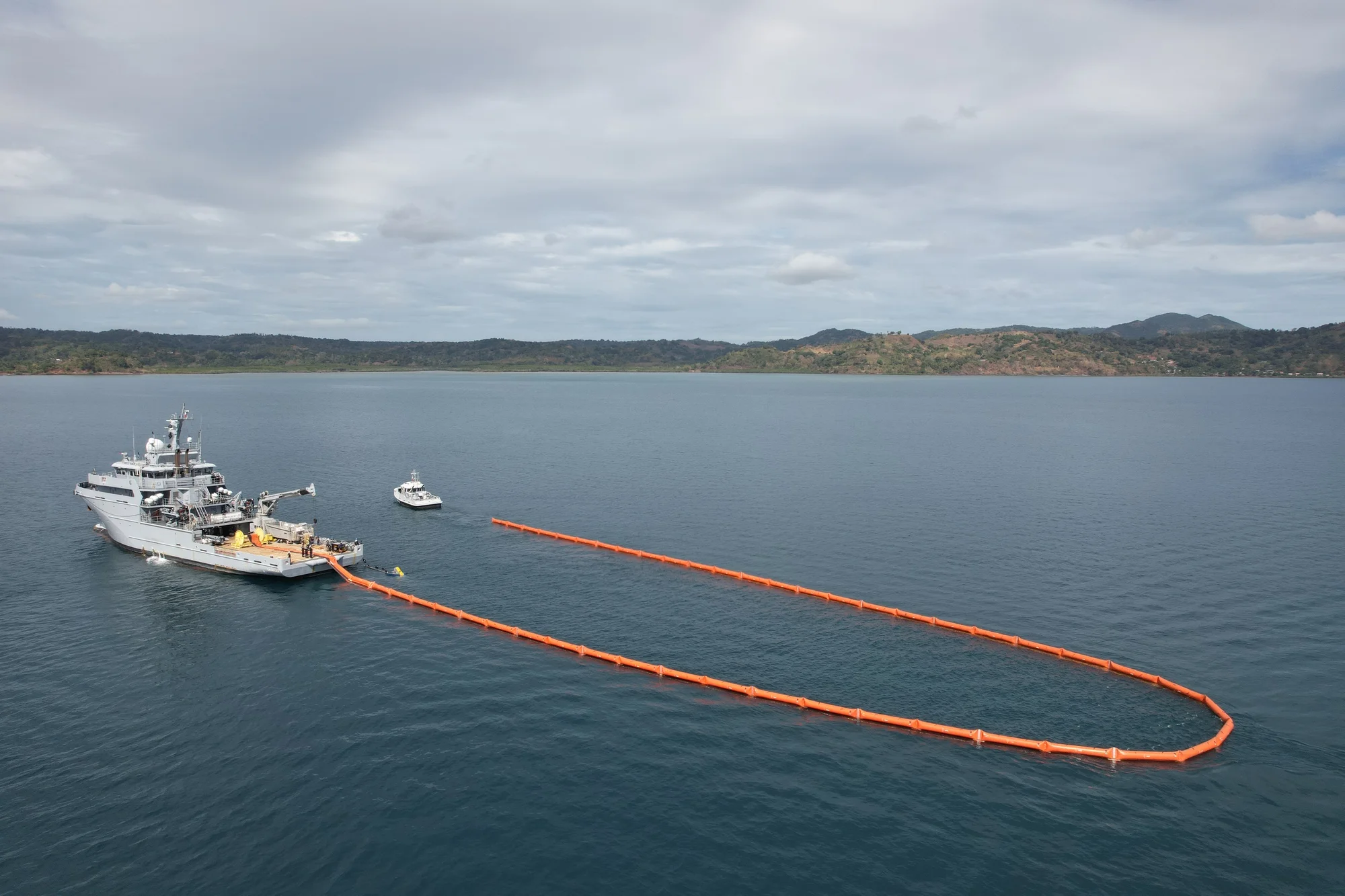 Le Champlain déploie un barrage anti-pollution