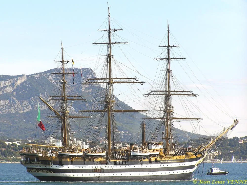 L’Amerigo Vespucci quitte Toulon