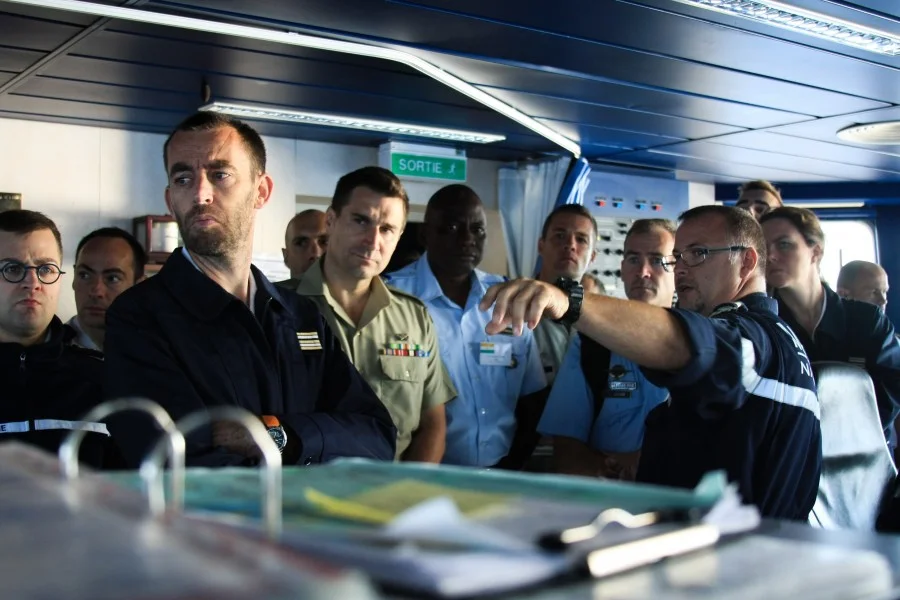 Des stagiaires de l'école de guerre à bord du BPC Mistral