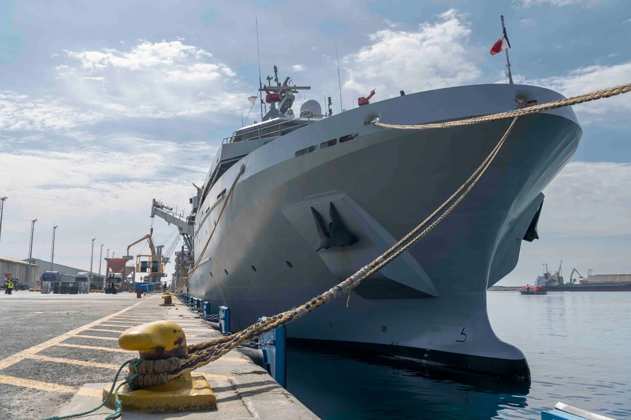 Un bâtiment de soutien et d’assistance métropolitain (BSAM) embarque du fret humanitaire à Chypre