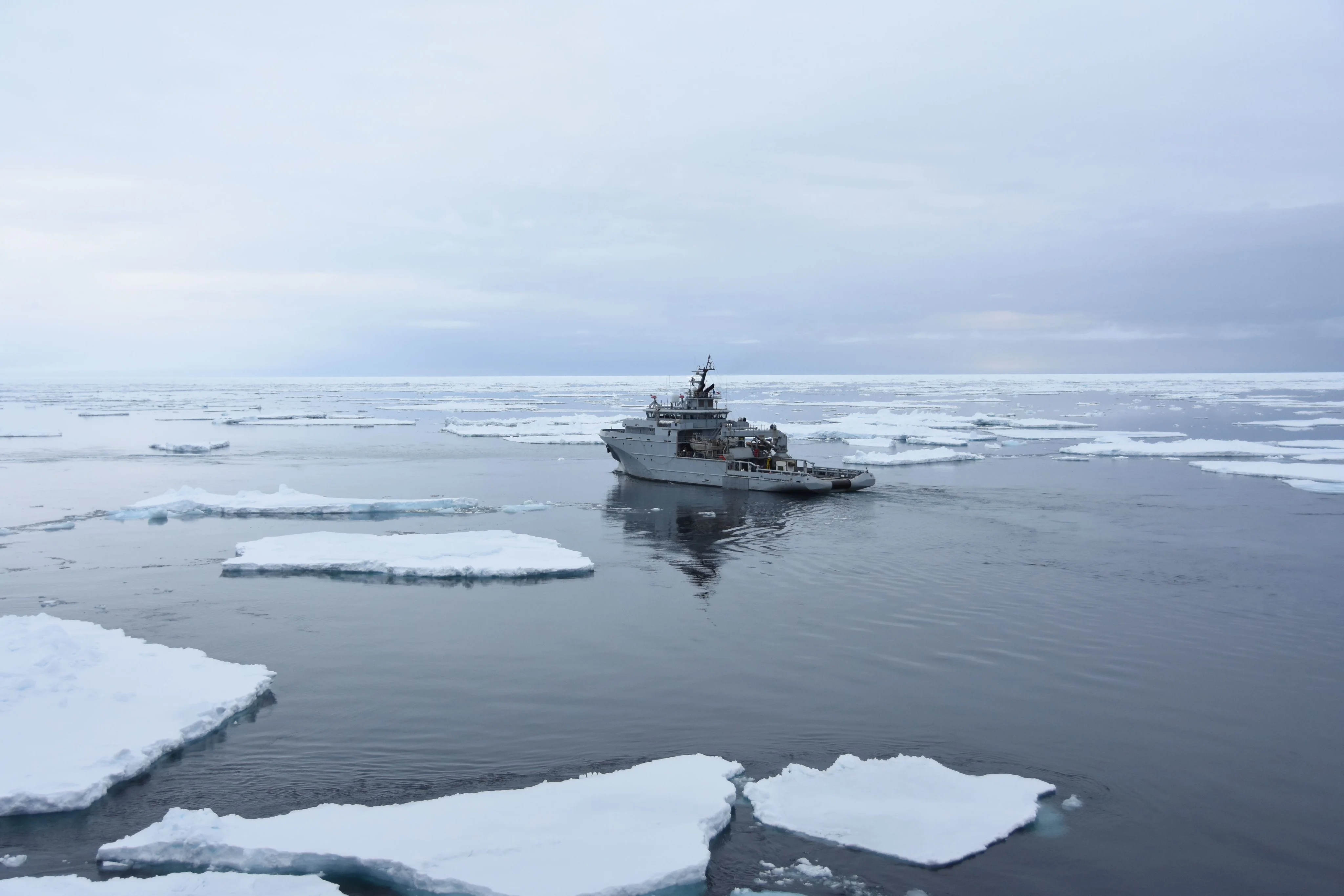 Le bâtiment de soutien Rhône dans les glaces